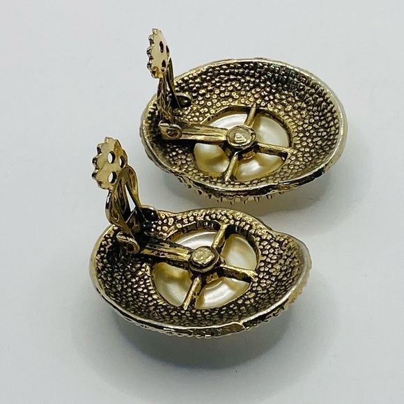 Clip Ons Faux Pearls Statement Antique Gold Tone - Picture 6 of 15